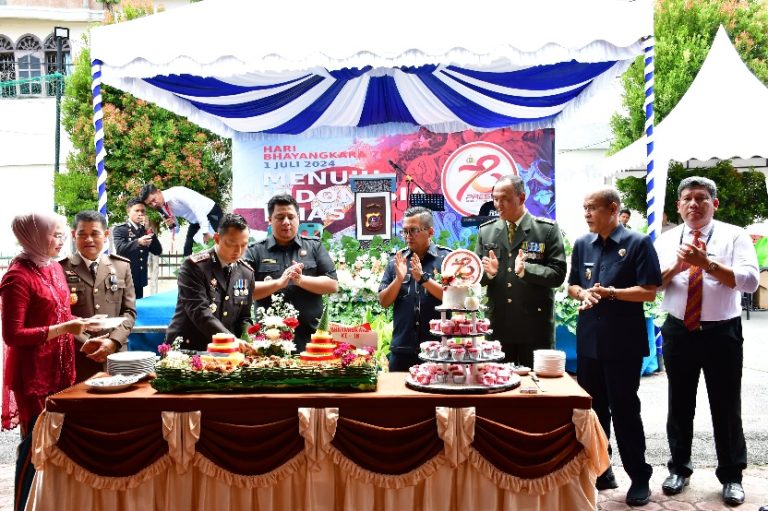 Bupati Samosir Hadiri Upacara Peringatan HUT Bhayangkara ke-78 Polres Samosir.