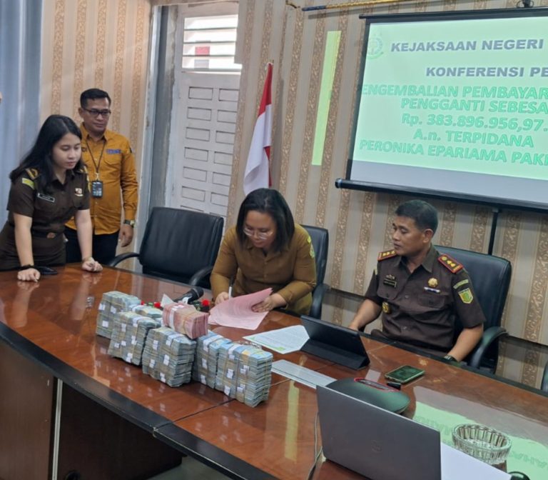 Kejari Samosir Eksekusi Uang Pengganti Kasus Korupsi APBDes ke Kas Daerah Kabupaten Samosir.