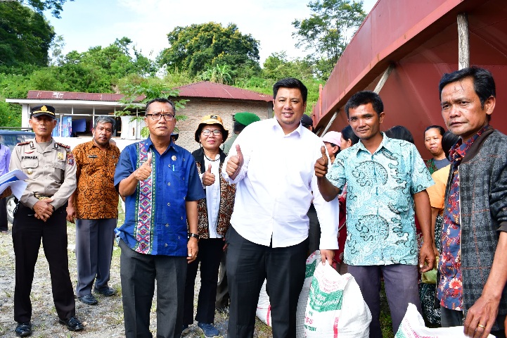 BUPATI SAMOSIR SALURKAN PUPUK NPK GRATIS KEPADA PETANI KECAMATAN PALIPI DAN SITIOTIO 