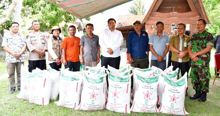 BUPATI SAMOSIR BERIKAN PUPUK GRATIS 19,1 TON UNTUK PETANI KECAMATAN NAINGGOLAN 