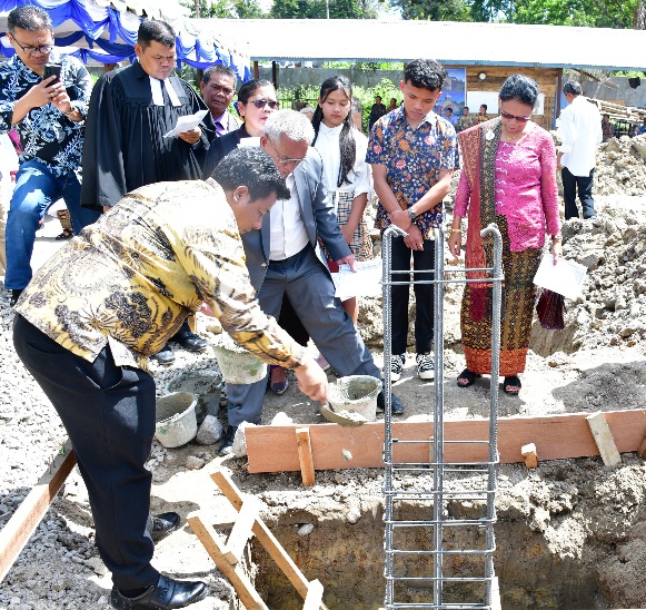BUPATI SAMOSIR LETAKKAN BATU PERTAMA PEMBANGUNAN GEREJA HKBP LUMBAN LINTONG