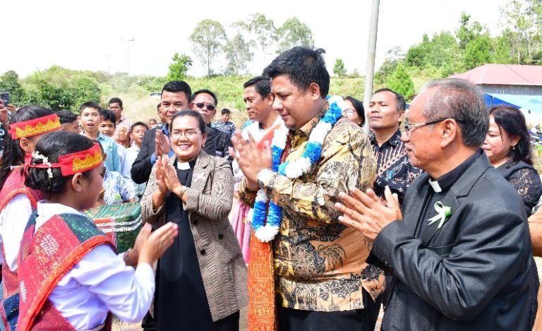 BUPATI SAMOSIR BANTU PEMBANGUNAN GEREJA POS PELAYANAN HKBP PARDOMUAN NAULI