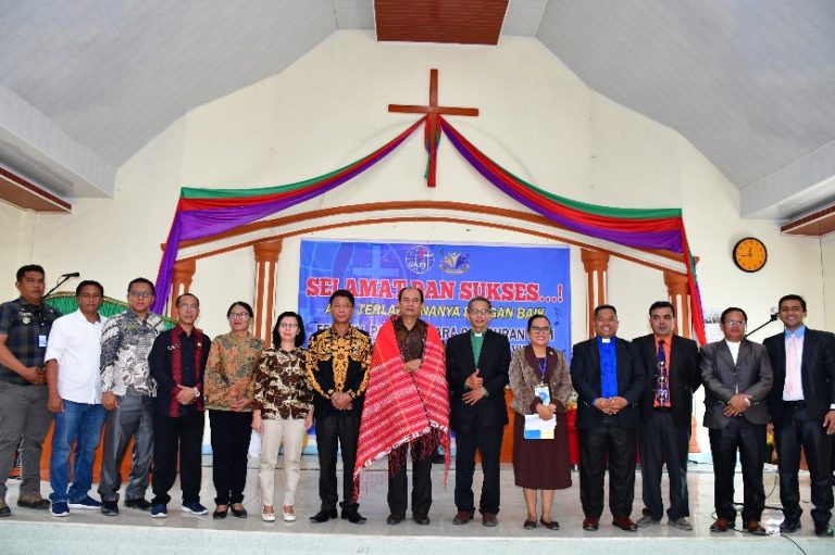 BUPATI SAMOSIR BERSAMA KORWIL GKPI WILAYAH VII BUKA FESTIVAL PADUAN SUARA CAMPURAN GKPI REGIONAL SAMOSIR 