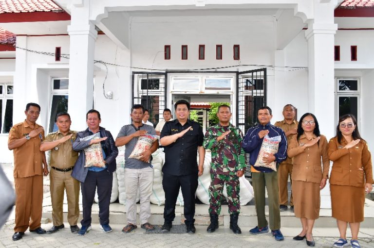 BAGIKAN 6 TON BIBIT PADI, BUPATI SAMOSIR HIMBAU PETANI UNTUK TIDAK MEMBAKAR LAHAN 