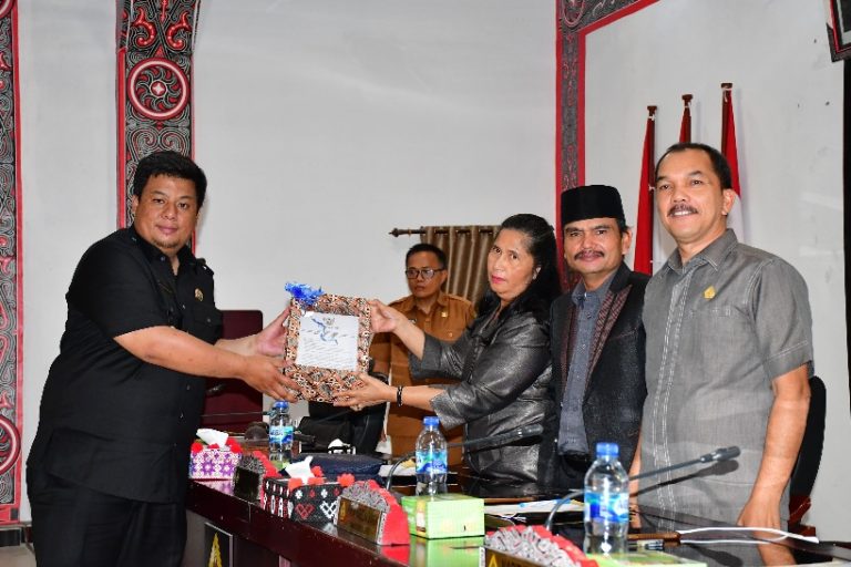 BUPATI SAMOSIR SAMPAIKAN NOTA PENGANTAR RANPERDA RPJPD 2025-2045 DAN KUA-PPAS 2025