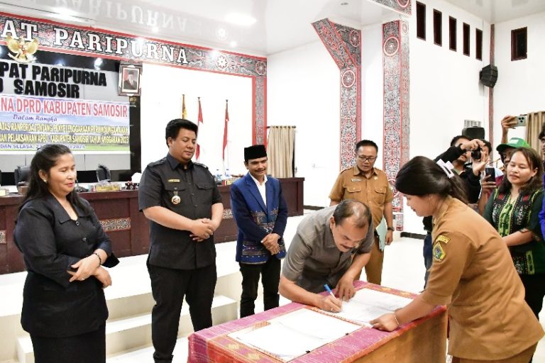BUPATI SAMOSIR DAN DPRD SETUJUI RANPERDA PERLINDUNGAN ANAK DAN PERTANGGUNGJAWABAN APBD 2023 DITETAPKAN MENJADI PERDA