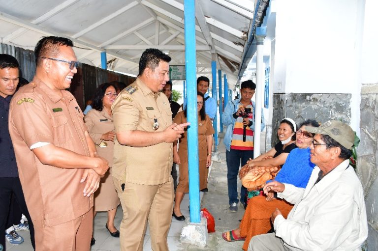SELAIN BIAYA GRATIS, BUPATI SAMOSIR SERAHKAN BANTUAN PUDING KEPADA AKSEPTOR KB