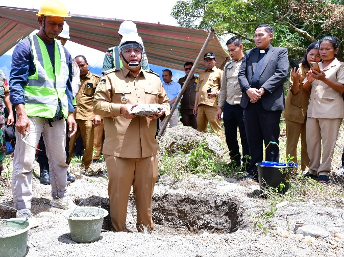 CIPTAKAN OBJEK WISATA BARU, BUPATI SAMOSIR LETAKKAN BATU PERTAMA PEMBANGUNAN DTW PANTAI PALLOMBUAN 