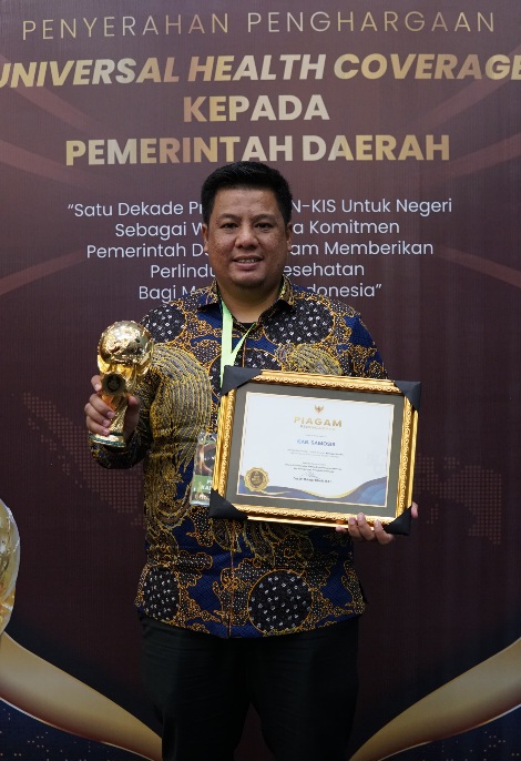 Capai 99,35%, Bupati Samosir Terima Penghargaan UHC Tingkat Utama, Bupati Samosir: "Mari Kita Sambut Samosir Yang Lebih Sehat dan Melanjutkan Pembangunan".