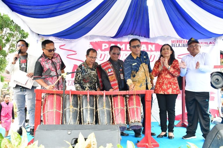 BUPATI SAMOSIR BUKA PAMERAN FESTIVAL KURIKULUM MERDEKA