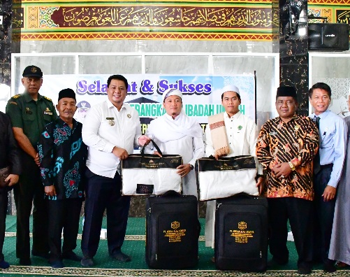 Perdana, Bupati Samosir Berangkatkan 2 Orang Jemaah Umroh ke Tanah Suci.