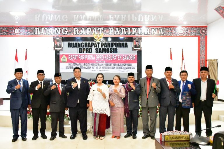 BUPATI SAMOSIR BERSAMA DPRD DENGARKAN PIDATO PRESIDEN RI DALAM RANGKA HUT RI KE-79