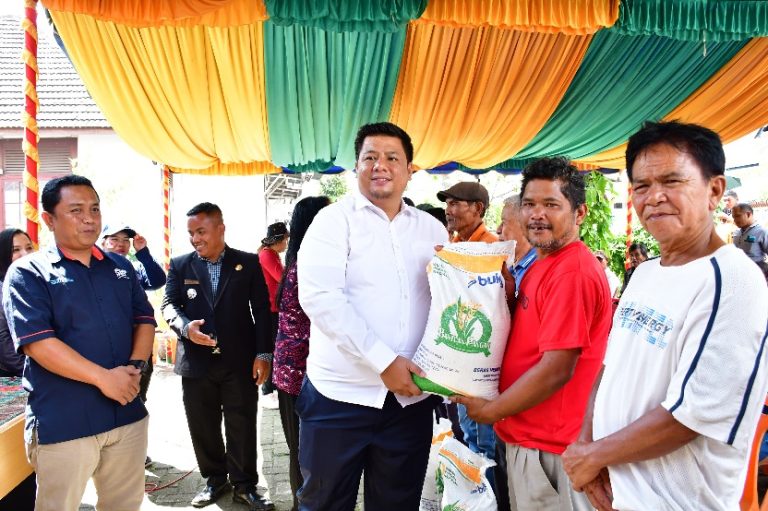 BUPATI SAMOSIR KEMBALI BAGIKAN BANTUAN PANGAN BERAS