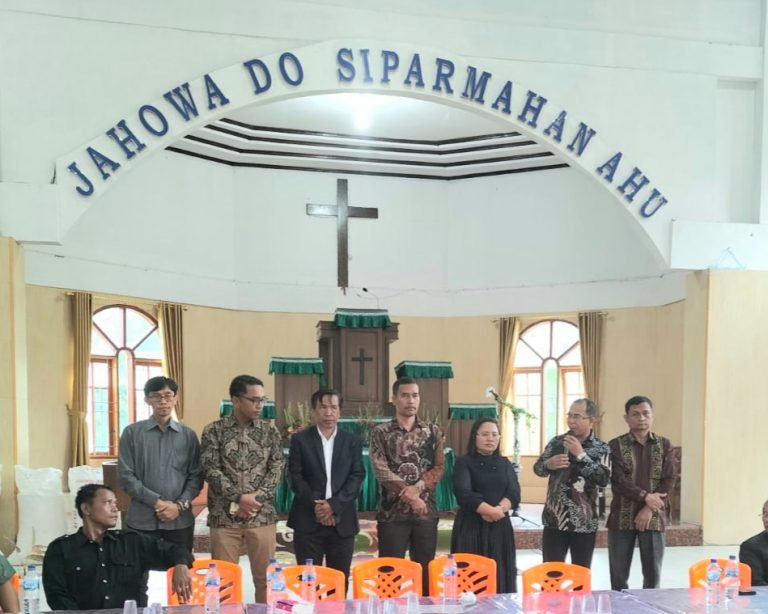 BUPATI SAMOSIR LETAKKAN BATU PERTAMA PEMBANGUNAN SOPO GODANG HKBP LIMBONG