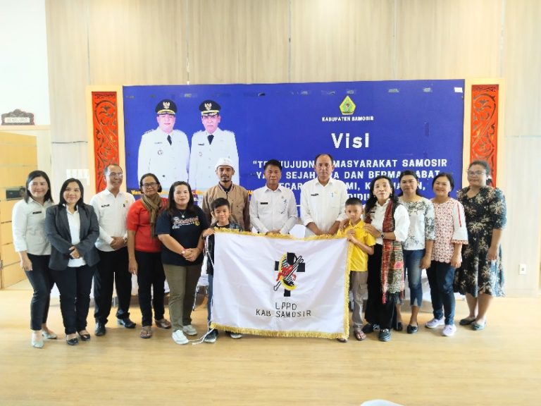 Bupati Samosir Lepas 3 Atlet Asal Samosir Berlaga di PON XXI Aceh-Sumut 2024. *Juga Lepas Kontingan LPPD Samosir Mengikuti Pesparawi V Tingkat Sumatera Utara.