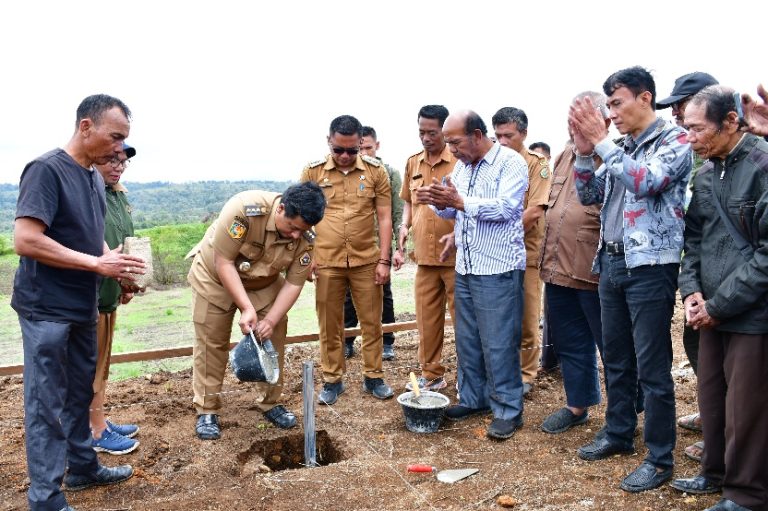 BANGUN SCREEN HOUSE BUAH DAN SAYUR, BUPATI SAMOSIR LETAKKAN BATU PERTAMA