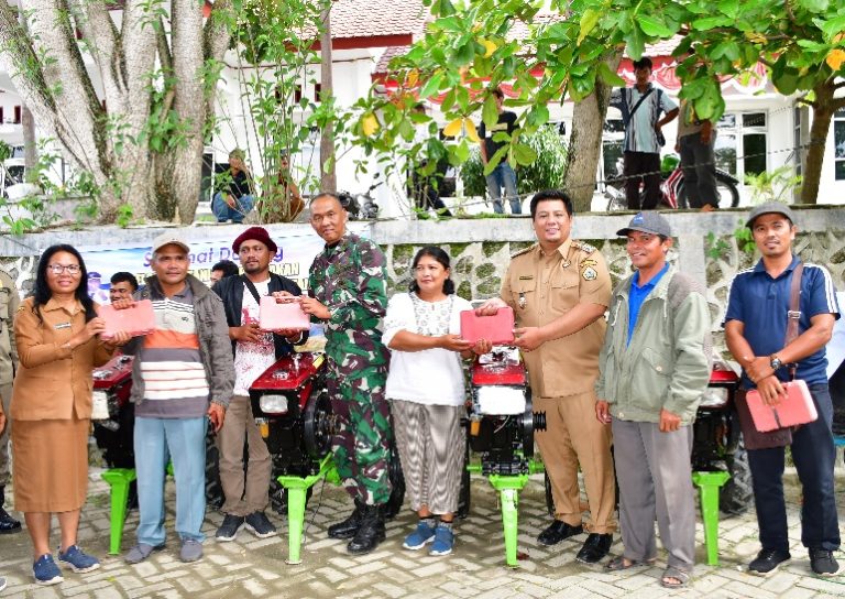 BUPATI SAMOSIR SALURKAN BANTUAN UNTUK KELOMPOK TANI DAN POKDAKAN