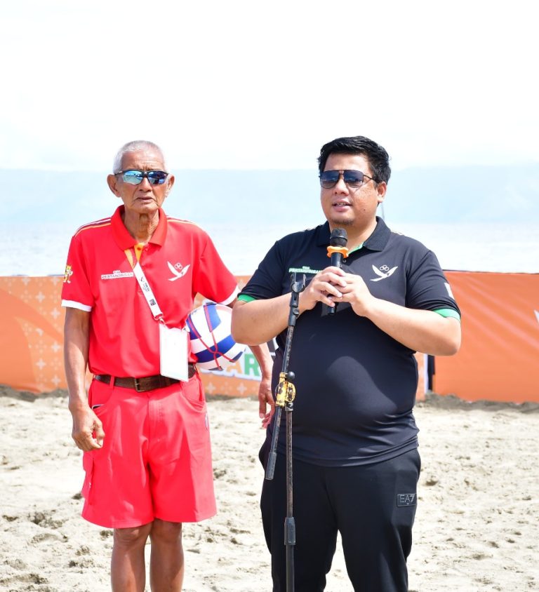 PERTANDINGAN VOLI PANTAI PON XXI ACEH-SUMUT DIMULAI, BUPATI SAMOSIR LAKUKAN SERVIS PERDANA 