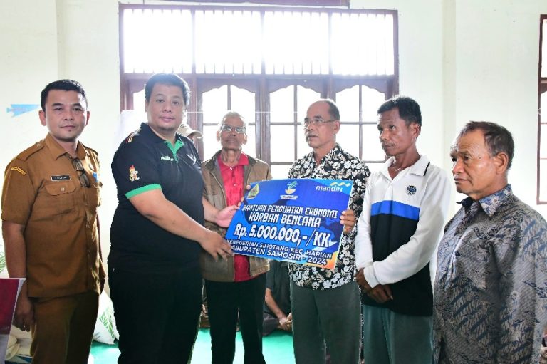 BUPATI SAMOSIR SERAHKAN 5 JUTA RUPIAH PER KK UNTUK BANTUAN PEMULIHAN EKONOMI DI KENEGERIAN SIHOTANG