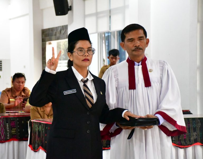 BUPATI SAMOSIR LANTIK RESMIN SITUMORANG SEBAGAI KADIS DUKCAPIL 