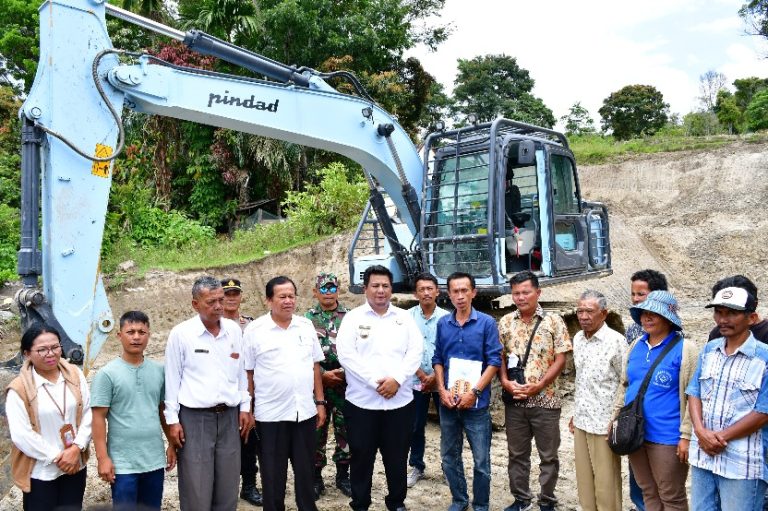 BUPATI SAMOSIR KEMBALI BAWA PELAYANAN GRATIS UNTUK 4 DESA KECAMATAN PALIPI, SERAHKAN 1 UNIT EXCAVATOR