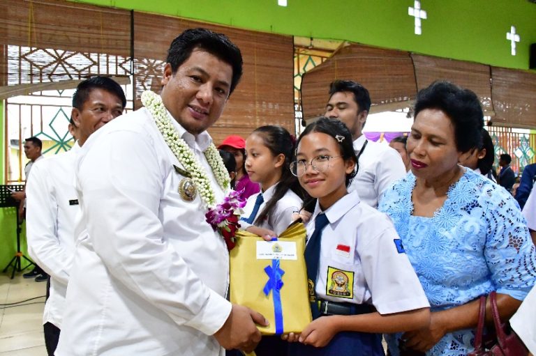 BERKANTOR DI DESA, MASYARAKAT DARI 4 DESA ANTUSIAS DAN ULOSI BUPATI SAMOSIR 