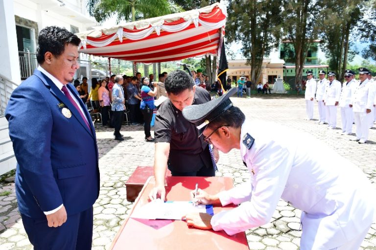 DIPERPANJANG 2 TAHUN, BUPATI SAMOSIR KUKUHKAN 94 KEPALA DESA