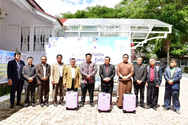 BUPATI SAMOSIR BERANGKATKAN 10 ORANG TOKOH AGAMA NASRANI KE JERUSALEM 