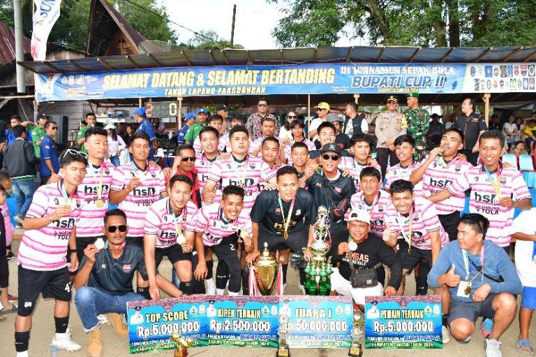 BUPATI CUP II SUKSES, BUPATI SAMOSIR SERAHKAN PIALA BERGILIR