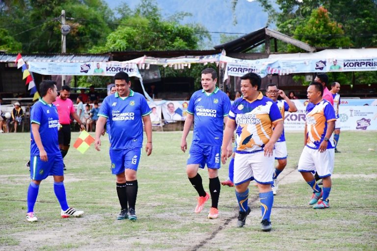 Dibuka Walikota Medan di Tanah Lapang Ambarita, Bupati Samosir Apresiasi Turnamen Sepakbola KORPRI 2024 Piala Penasehat KORPRI Kota Medan.