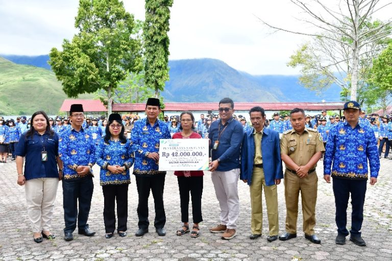 PERINGATI HKN, BUPATI SAMOSIR SERAHKAN SANTUNAN KEMATIAN BPJS KETENAGAKERJAAN BAGI PEKERJA RENTAN BUKAN PENERIMA UPAH 