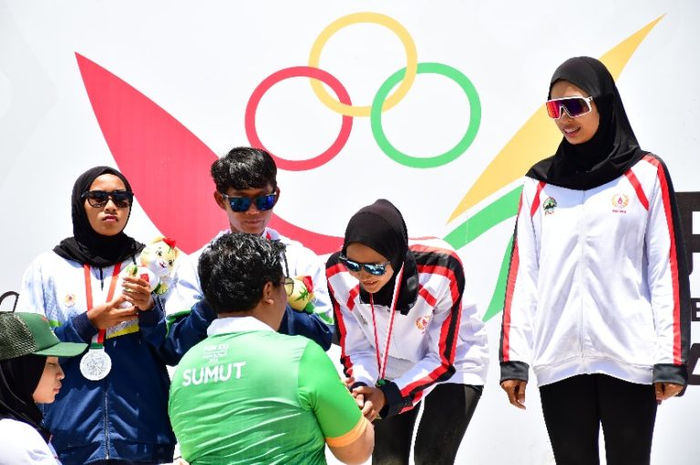 BUPATI SAMOSIR SERAHKAN MEDALI JUARA VOLI PASIR PUTRI PON ACEH-SUMUT XXI
