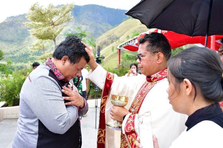 SYUKURAN PEMBERKATAN PATUNG YESUS KRISTUS PENYELAMAT SIBEABEA,  BUPATI SAMOSIR : PENATAAN SIBEABEA MASIH TERUS BERLANJUT MELALUI SINERGITAS PEMKAB SAMOSIR DENGAN PEMERINTAH ATASAN