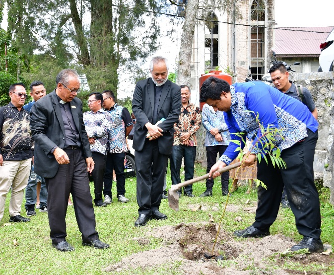 Bupati Samosir Hadiri Perayaan Bersama Masa Penciptaan dan Minggu Ekologi HKBP Tahun 2024.