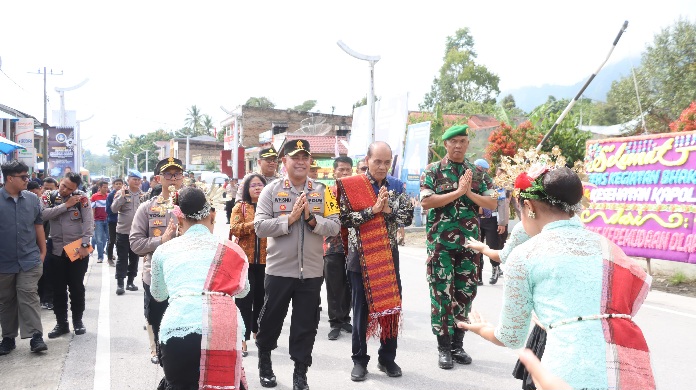 Silaturahmi Kamtibmas, Kapolda Sumut Berikan 1.500 Paket Sembako Bakti Sosial Bagi Masyarakat Kecamatan Simanindo.