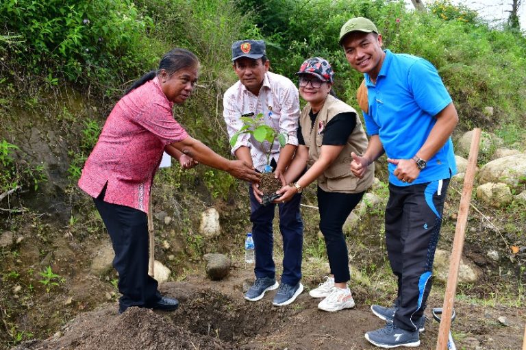 UPAYA MITIGASI BENCANA, PEMKAB SAMOSIR TANAM POHON DIWILAYAH RAWAN BENCANA