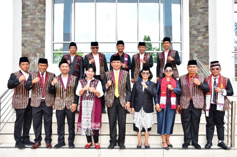 PERINGATI HARI ULOS NASIONAL, JAJARAN PEMKAB SAMOSIR KOMPAK PAKAI ULOS DAN BATIK MOTIF ULOS