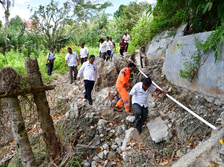 PUSAT VULKANOLOGI DAN MITIGASI BENCANA GEOLOGI DAN PEMKAB SAMOSIR LAKUKAN KAJIAN PERGERAKAN TANAH DI DESA PARLONDUT