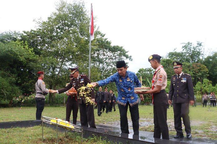ZIARAH DAN TABUR BUNGA DI MAKAM PAHLAWAN SIDAMDAM TANDAI PERINGATAN HARI PAHLAWAN TINGKAT KABUPATEN SAMOSIR