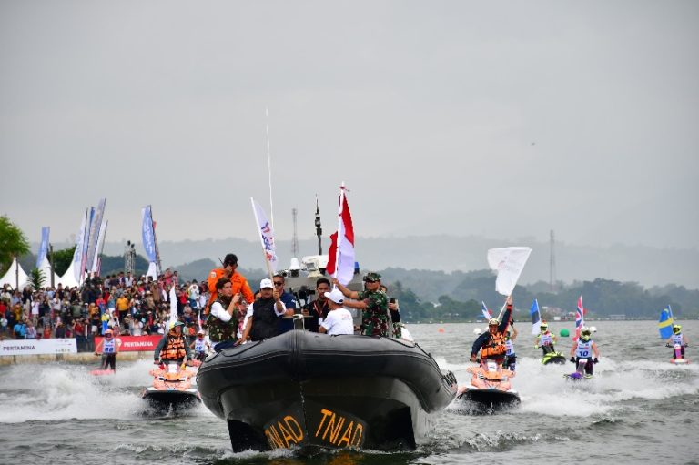 Hari ke-4 Perhelatan Aquabike Jetski World Championship 2024 di Waterfront City Pangururan Berlangsung Meriah.