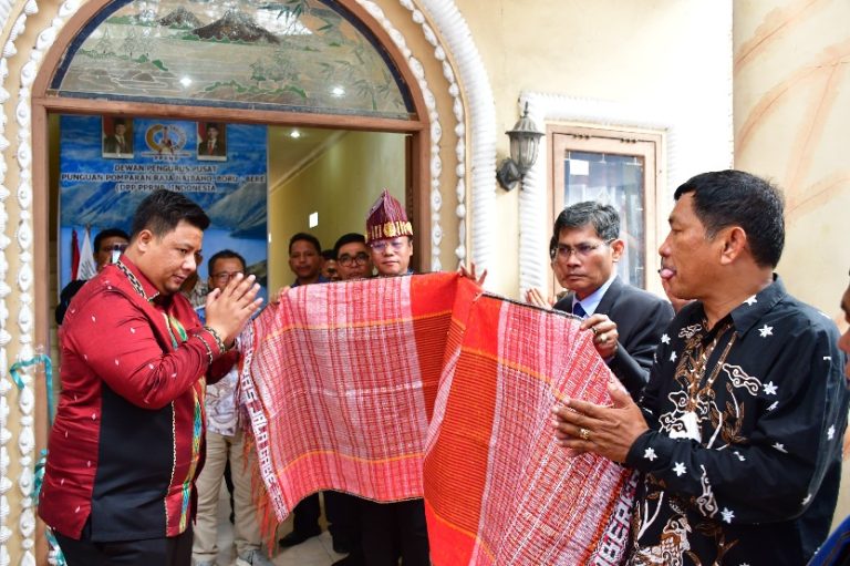 HARI PERTAMA SETELAH CUTI, BUPATI SAMOSIR RESMIKAN KANTOR DPP PPRNB