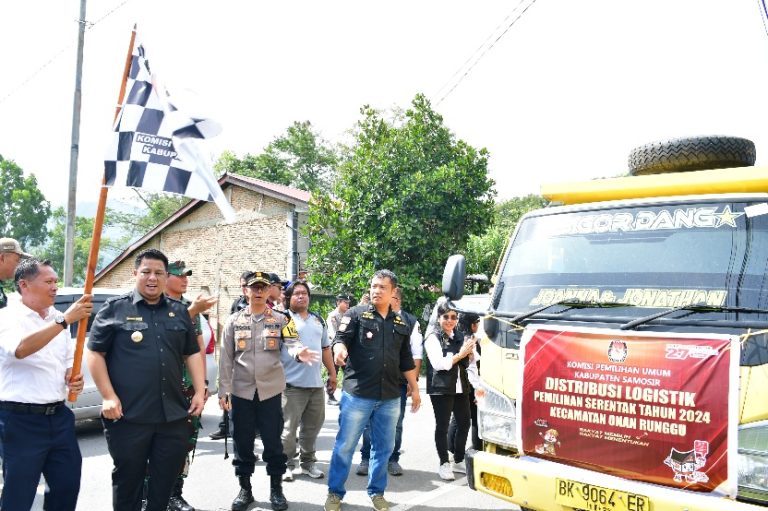 BUPATI SAMOSIR BERANGKATKAN TRUK PENGANGKUT DISTRIBUSI LOGISTIK PILKADA 2024