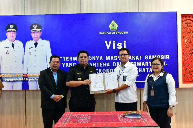 SINERGITAS DENGAN PUPR, BUPATI SAMOSIR TERIMA 5 UNIT ALAT BERAT PENGELOLAAN PERSAMPAHAN DAN SANITASI 