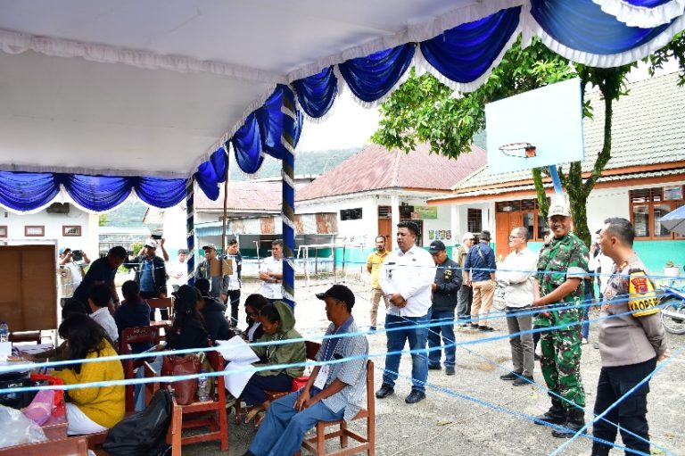 SETELAH GUNAKAN HAK SUARA, BUPATI SAMOSIR MONITORING PROSES PEMUNGUTAN SUARA