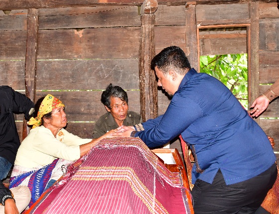 TURUT BERDUKACITA, BUPATI SAMOSIR MELAYAT KERUMAH DUKA KORBAN LONGSOR SEMBAHE