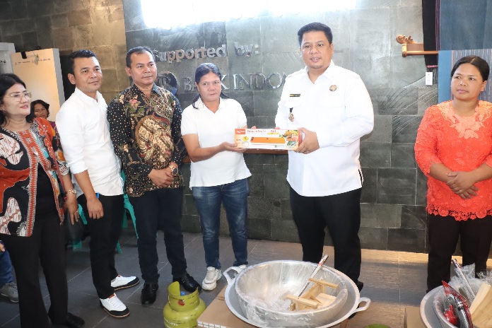 Tekan Angka Kemiskinan, Bupati Samosir Salurkan Bantuan KUBE.