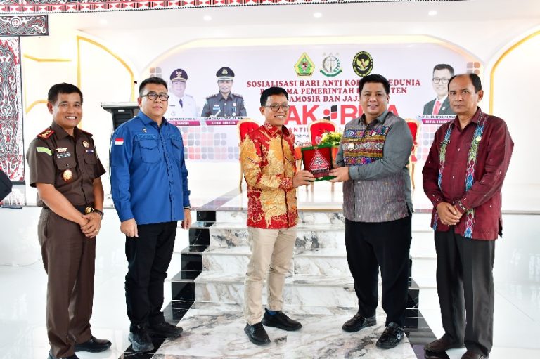 DIBUKA BUPATI SAMOSIR, KETUA KOMISI KEJAKSAAN RI SOSIALISASIKAN ANTI KORUPSI