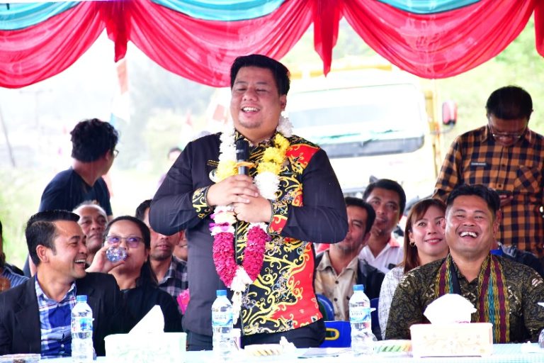 DISAMBUT PENUH SUKACITA, BUPATI SAMOSIR RESMIKAN KANTOR DESA PARBALOHAN 