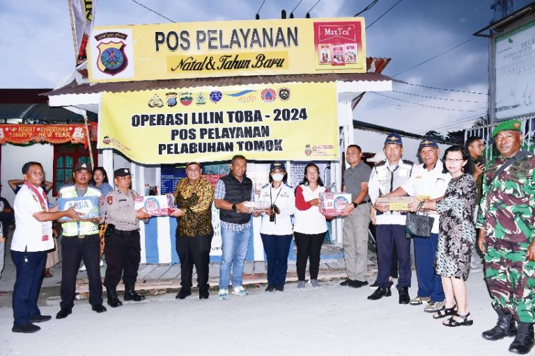 Bersama Danrem dan Dandim, Bupati Samosir Tinjau Pos Pelayanan Pelabuhan Tomok