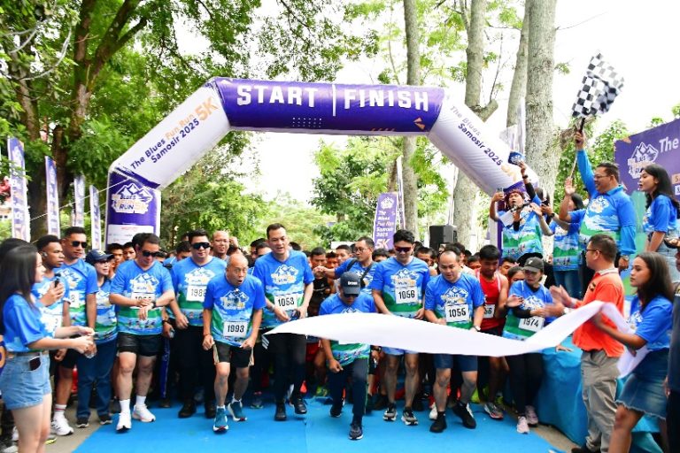 BERSAMA RIBUAN RUNNER, BUPATI SAMOSIR DAN MARTIN MANURUNG IKUTI FUN RUN SAMOSIR 2025